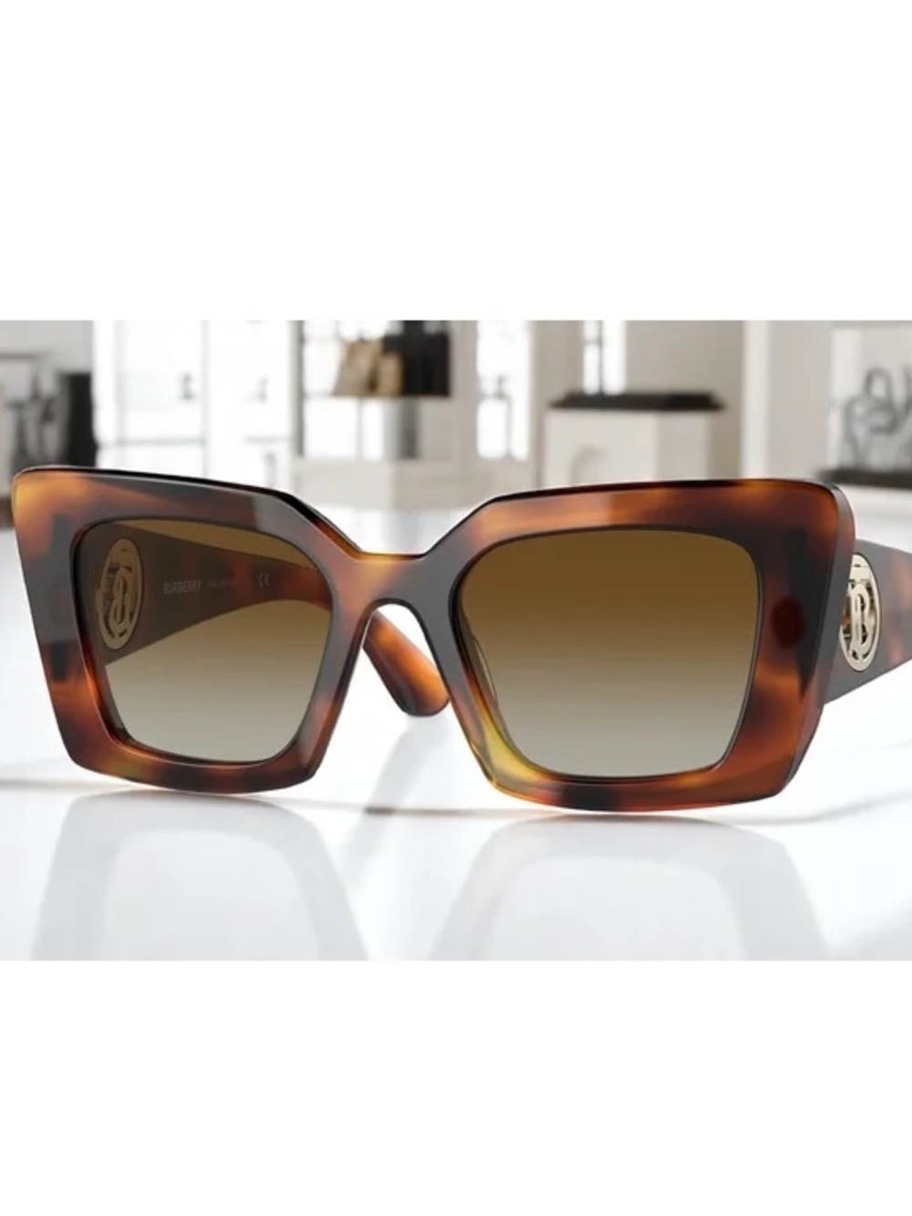 Burberry Daisy Polarized sunglasses in excellent condition